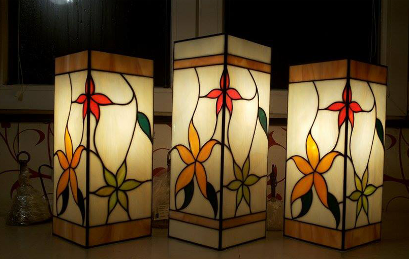Handmade Tiffany stained glass lamp Model 422